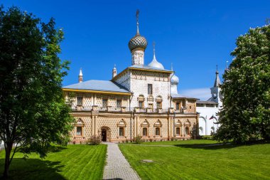 Parlak güneş ışığında yeşil çimenli ahşap kilise