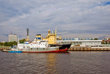 Buzkıranlar, deniz istasyonu binası ve Mikhailo-Arkhangelsk Katedrali. Arkhangelsk. - Rusya. Tarih 20 Ağustos 2017.