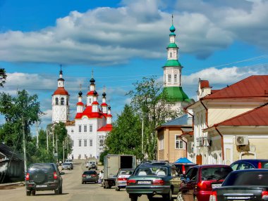 Tanrı 'nın Kudüs' e giriş kiliseleri ve Lenin Caddesi 'ndeki İsa' nın Doğuşu. Totma. Vologodskaya Oblastı. Rusya. 4 Ağustos 2011 'de yakalanmış.