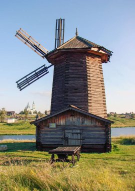 Nizhnyaya Sinyachikha 'daki yel değirmeni. Sverdlovsk bölgesi. Rusya. Çekim tarihi 16 Temmuz 2011.