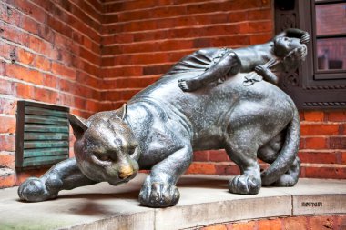 BREmen, Almanya - 1 Mayıs 2018: Boettcherstrasse Heykel Fotoğrafı