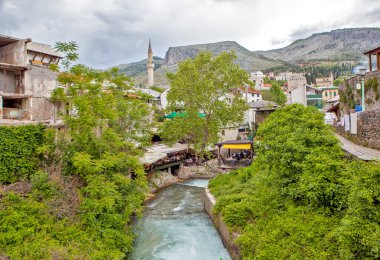 MOSTAR, BOSNIA VE HERZEGOVINA - MAYIS 02, 2019: Radobla nehri boyundaki Picturesque manzara