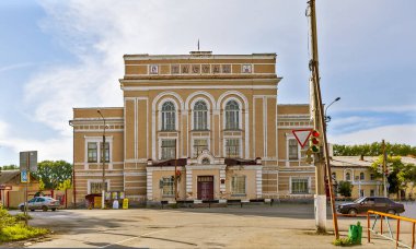 Lenin caddesinde Irbitsky geçidi. Sverdlovsk bölgesi. Rusya. 14 Temmuz 2017.