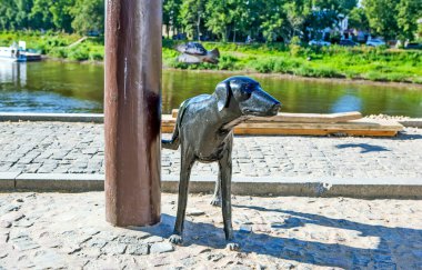 VOLOGDA, RUSSIA - 2 AĞUSTOS 2018: İşeyen bir köpek heykelinin ilk elektrik direğinin ya da anıtının fotoğrafı