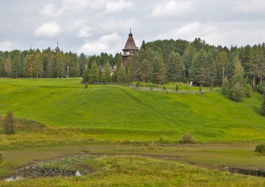 Nikolsky kilisesinin çan kulesinin manzarası. Müze 