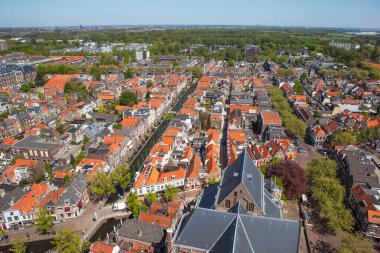 Hollanda 'nın Delft şehrinin güneş ışığındaki hava görüntüsü