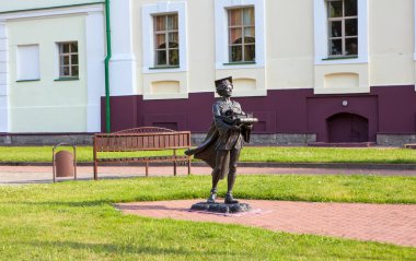 Bir Polotsk öğrencisinin anıtı olan eski Cizvit Koleji 'nin (şimdi - Polotsk Devlet Üniversitesi) binaları kompleksi. Polotsk. Belarus. Çekim tarihi 8 Temmuz 2018.