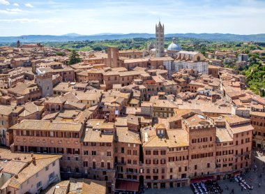Tepeli çatılar ve hindi manzaralı Ankara binaları