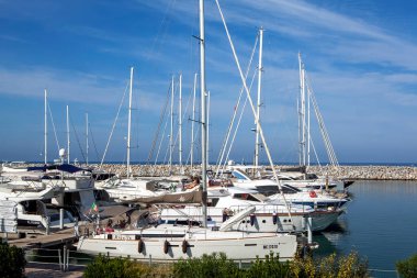 Limanda yatlar. San Vincenzo 'da. İtalya. Çekim tarihi 16 Eylül 2018