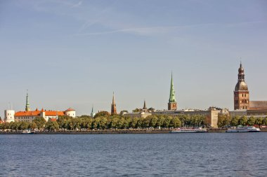 RIGA, LATVIA - 23 AĞUSTOS 2018: Daugava 'dan Eski Şehir Görünümü.