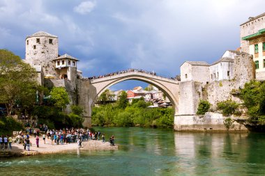 MOSTAR, BOSNIA VE HERZEGOVINA - MAYIS 02, 2019: Neretva Nehri üzerindeki ünlü Eski Köprü.