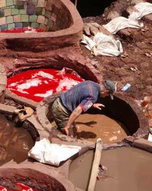 Bunlar, MoroCCO - 31 Mayıs 2013: Shouar 'ın deri tabakhanelerinde ve boya evlerinde deri işleme fotoğrafları.