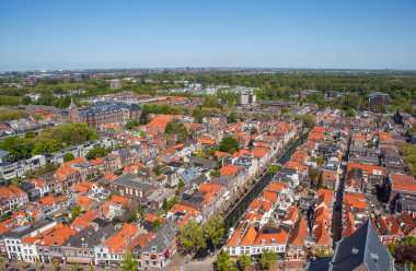 Hollanda 'nın Delft şehrinin güneş ışığındaki hava görüntüsü