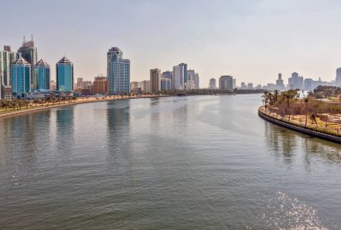 Laguna Khalid 'in kıyılarındaki gökdelenler. Sharjah. Birleşik Arap Emirlikleri