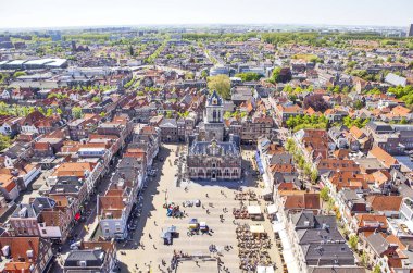 Hollanda 'nın Delft şehrinin güneş ışığındaki hava görüntüsü