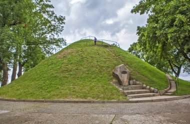 Adam Mitskevich 'in Ölümsüzlük Tepesi. Novogrudok. Belarus. Çekim tarihi 13 Temmuz 2018.
