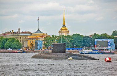PETERSBURG, RUSSIA - 25 Temmuz 2019 Neva nehri üzerindeki gemilerin fotoğrafı. Donanma Günü geçit töreninin son provası.