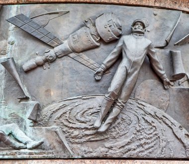 Milenyum Brest Anıtı 'ndaki uzay keşfine adanmış yüksek rahatlama. Brest. Belarus. Çekim tarihi 12 Temmuz 2018.