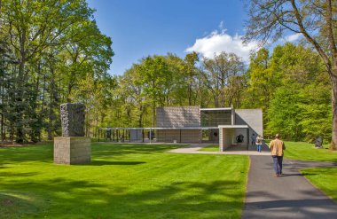 OTTERLOO, HOLLAND - 2 Mayıs 2018: De Hoge Veluwe parkındaki Heykel ve Çadırlar Fotoğrafı.