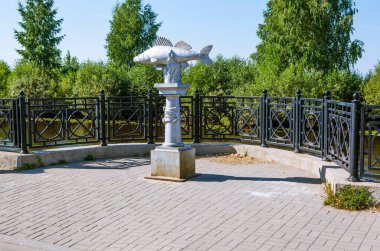 Belozersk Pike levreği anıtı. Belozersk 'te. Vologodskaya Oblastı. Rusya. Çekim tarihi 2 Ağustos 2018.