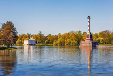 TSARSKOYE SELO, RUSSIA - 18 Mayıs 2019: Büyük gölet ve 