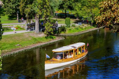 RIGA, LATVIA - 23 AĞUSTOS 2018: Teknede yürü.. 