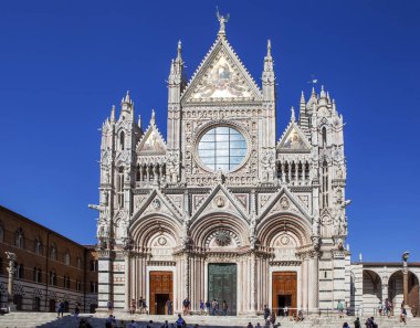 SAN VINCENZO, İtalya - 15 Eylül 2018: The Duomo fotoğrafı Bakire Meryem Katedrali 'dir (1136-1382).)