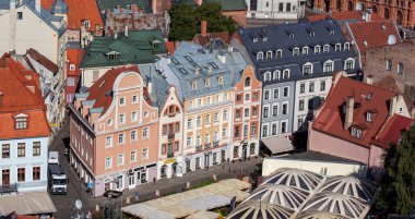 Tirgonu Caddesi 11, 13, 15, 17 ve St. Krum 'daki resim gibi binalar. Aziz Peter Kilisesi 'nin kulesinden bir görüntü. Riga. - Letonya. Çekim tarihi: 22 Ağustos 2018