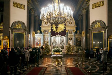 Iconostasis, iç dekorasyon ve Tanrı 'nın Annesi Kazan İkonu' nun görüntüsü. Kazan Katedrali. St. Petersburg 'da. - Rusya. Çekim tarihi 8 Ocak 2019