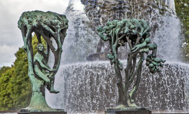 Ağaçların dallarındaki insan figürleriyle dolu bir çeşme. (Parça) Vigeland Heykel Parkı. Oslo. Norveç. Çekim tarihi 23 Ağustos 2014.