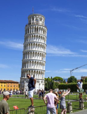 Güneşe sahip insanlar Eğik Kule, Pisa, İtalya 