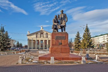 NIZHNY TAGIL, RUSSIA - 4 Nisan 2018: Fotoğraf D. Mamin-Sibiryak 'tan alınmıştır. Tiyatro meydanı