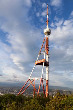 Bombora Kültür ve Eğlence Parkı 'nda bir televizyon kulesi. Tiflis. Georgia.Çekim tarihi 4 Mayıs 2017