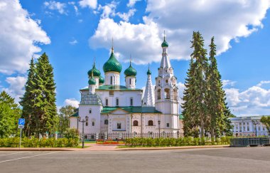 Peygamber Elijah Kilisesi. Sovyet meydanından tapınağın manzarası. Yaroslavl. Altın yüzük. Rusya