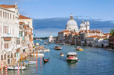 İtalya, Venedik 'te su kanalındaki teknelerin manzarası