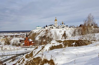 Katedral çan kulesi, Pokrovsky, Sophia-Uspensky Katedrali ve Katedral Vesti. Kremlin ve Court Avlusu 'nun topluluğu. Tobolsk 'ta. Tyumen bölgesi. Rusya