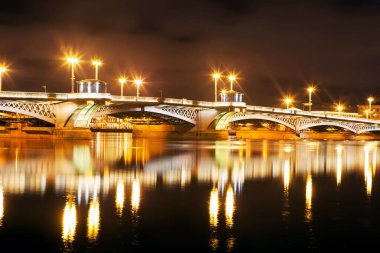 Saint Petersburg, Saint Petersburg 'da gece vakti aydınlanan duyuru köprüsü