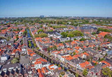 Hollanda 'nın Delft şehrinin güneş ışığındaki hava görüntüsü