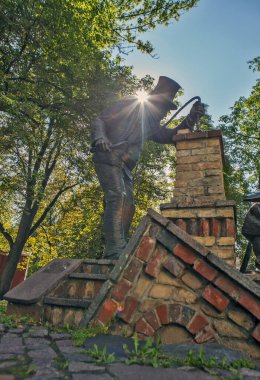 RIGA, LATVIA - 22 AĞUSTOS 2018: baca temizleme anıtı fotoğrafı. Heykel grubu 