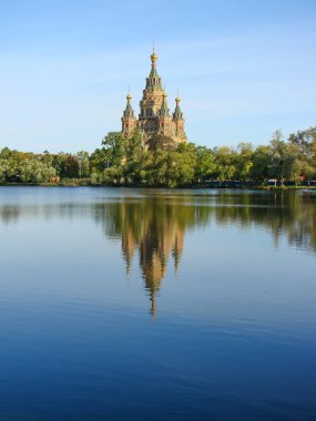 Peterhof 'daki Aziz Peter ve Paul Tapınağı. St. Petersburg 'da. Rusya