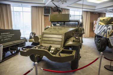 VERKHNYAYA PYSHMA, RUSSIA - 11 Nisan 2018: 1941 model M2A1 zırhlı personel taşıyıcısının (ABD) fotoğrafı. Askeri teçhizat Müzesi Uralların Savaş Zaferi.
