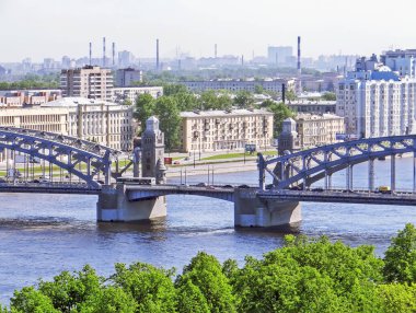 Smolny Katedrali 'nin çan kulesinden Neva ve Bolsheokhtinsky köprüsünün manzarası. St. Petersburg 'da. Çekim tarihi 28 Mayıs 2012