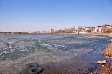 Belevsky (Ivanovsky) taş ocağı göleti. Nevsky bölgesi. St. Petersburg 'da. - Rusya. Çekim tarihi 5 Nisan 2019