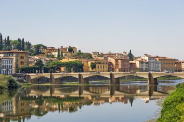 Arno Nehri ve Ponte San Niccolo (Aziz Nicholas Köprüsü). Floransa. İtalya