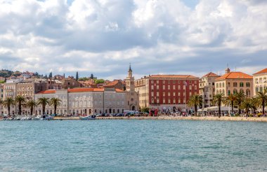 BÖLÜM, CROATIA - MAYIS 03, 2019: denizden eski kasabaya renkli manzaranın fotoğrafı.