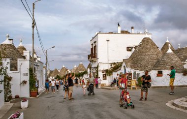 ALBEROBELLO, İTALYA 10 Eylül 2017: Geleneksel evler Trullo.