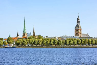 RIGA, LATVIA - 23 AĞUSTOS 2018: Daugava 'dan Eski Şehir Görünümü.