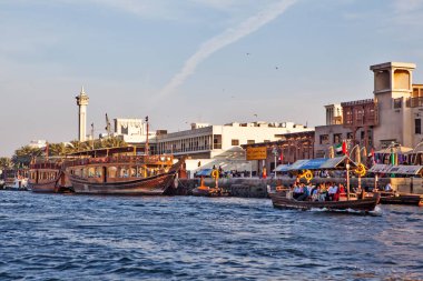 DUBAI, BİRLİK ARAB EMIRATES - 21 Aralık 2014: Dubai Creek Körfezi 'ndeki gemilerin ve teknelerin fotoğrafı