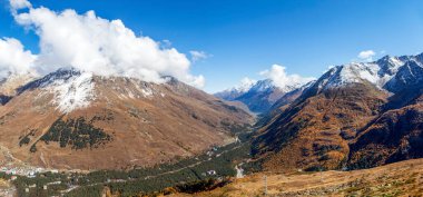Dombay-Ulgen, Dzhuguturluchat ve Ine Peak dağlarının resimli zirveleri. Dombay. Rusya