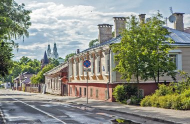Şehir manzarası. Nizhne-Pokrovskaya Caddesi. Polotsk. Belarus. Çekim tarihi 8 Temmuz 2018.